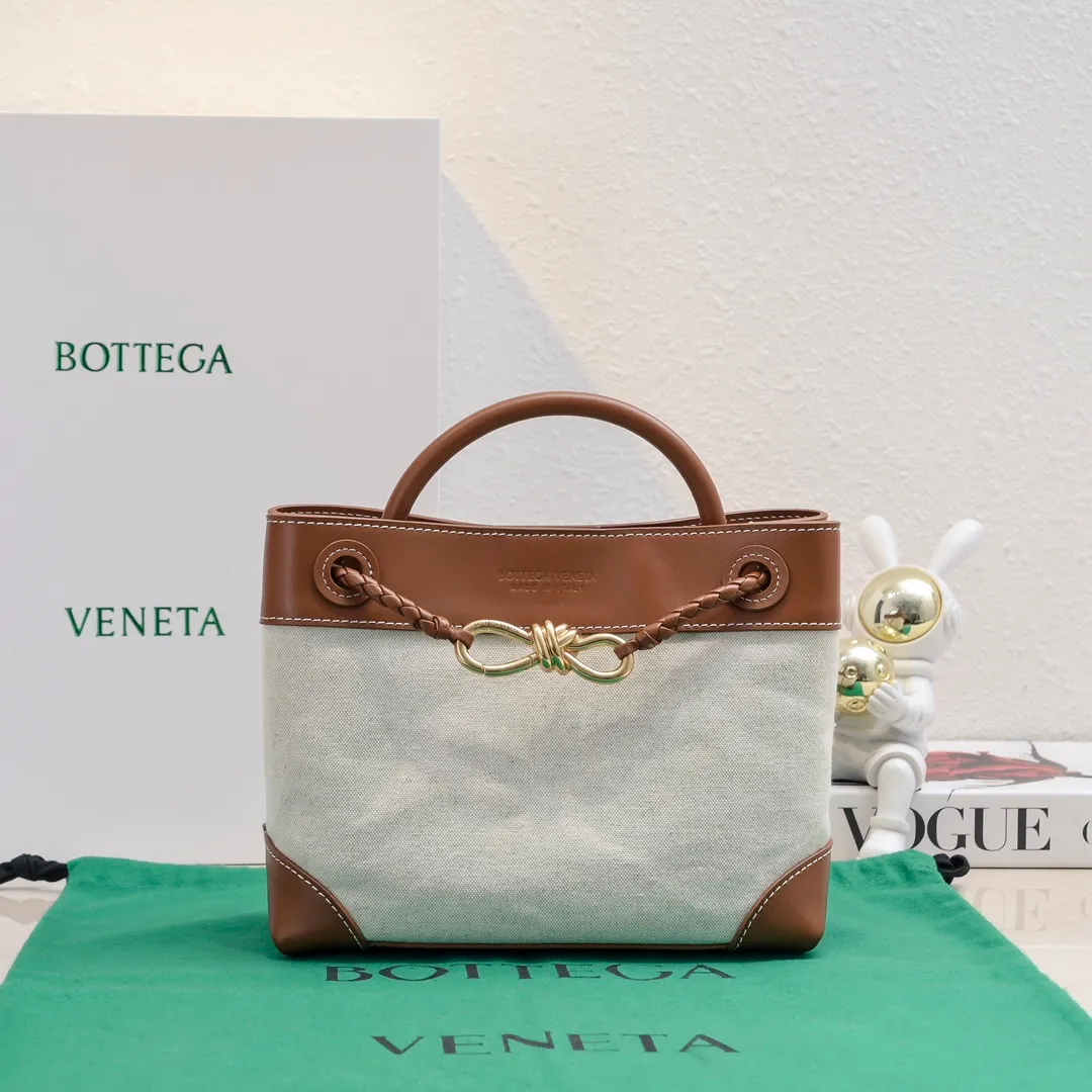Batch 1480 The figure-shaped buckle (bow tie) has become a popular item of Bottega Veneta with its unique elegance. The newly launched leather & canvas are really tailor-made for spring and summer. The linen fabric has its own laziness, chestnut-like leather, and a retro feel. The figure-shaped buckle has been changed to a full leather figure buckle, with a unique charm. Style number: 1594 Size: 25*22*10.5cm